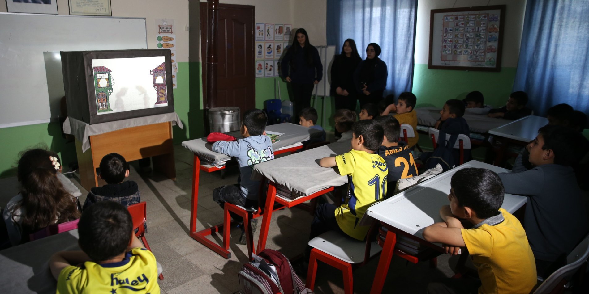 Bitlisli Liseliler, Hacivat ve Karagöz'ü Köy Çocuklarıyla Buluşturuyor